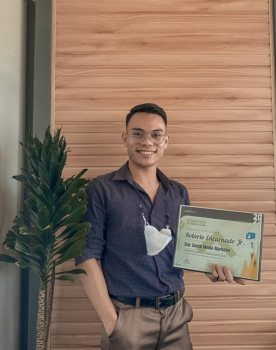 Bob holding his Star Social Media Marketer certificate, Quarter 4 2022